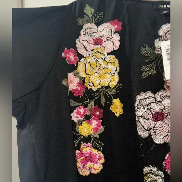 TORRID Georgette Shirttail Embellished Kimono FLORAL stitching Black Size 10 - Picture 9 of 11
